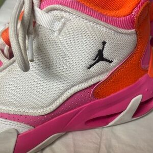 Jordan Max Aura, Kids, size 5Y, White, Orange, Pink Basketball Hightops